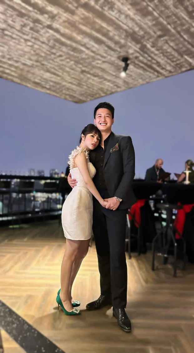 Phía dưới phần bình luận, bên cạnh những lời khen về nhan sắc của Huỳnh Anh, nhiều người còn cho rằng anh chàng ngày càng thay đổi so với trước. Theo đó, người hâm mộ bày tỏ nhìn nam diễn viên có thần thái khác khi chụp ảnh cùng bạn gái, trông vô cùng hạnh phúc và mãn nguyện.