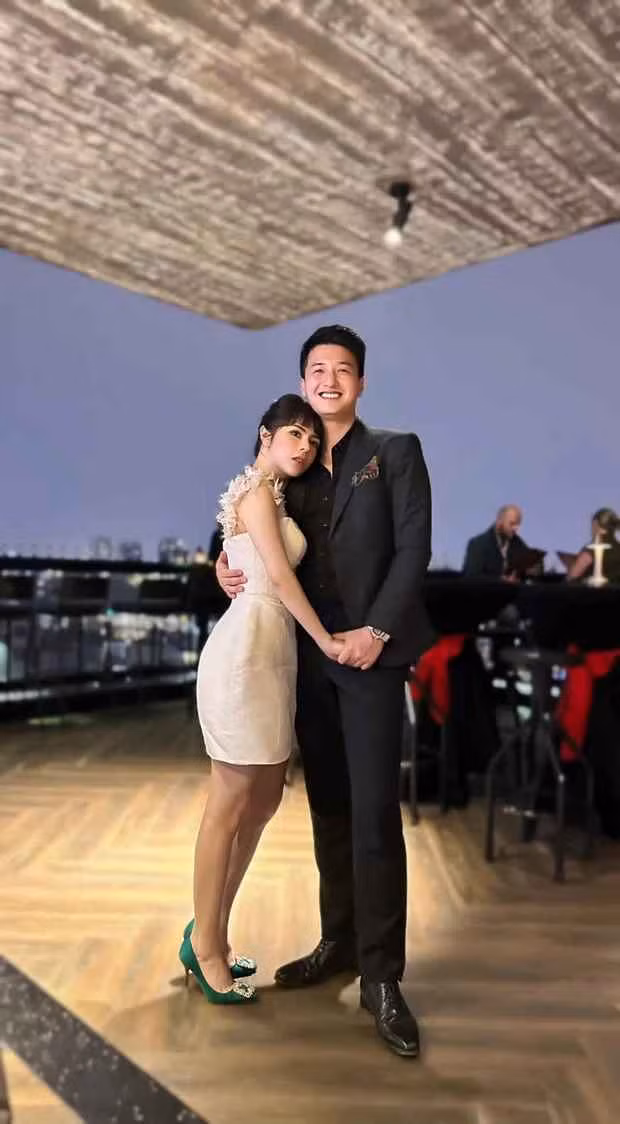 Phía dưới phần bình luận, bên cạnh những lời khen về nhan sắc của Huỳnh Anh, nhiều người còn cho rằng anh chàng ngày càng thay đổi so với trước. Theo đó, người hâm mộ bày tỏ nhìn nam diễn viên có thần thái khác khi chụp ảnh cùng bạn gái, trông vô cùng hạnh phúc và mãn nguyện.