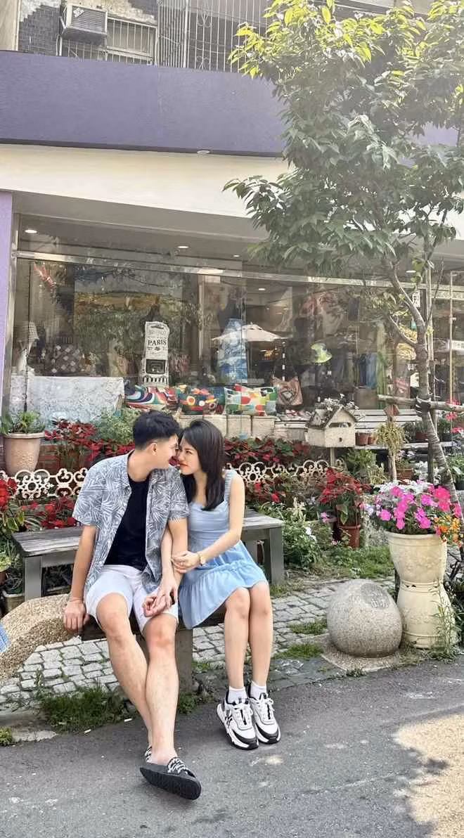 Tuy nhiên, ngoài những ý kiến ủng hộ cũng có không ít người không dành nhiều thiện cảm. Thậm chí còn có người mỉa mai cho rằng Huỳnh Anh chỉ mới cầu hôn, cả hai chưa đăng ký hay tổ chức đám cưới nên không thể gọi vợ chồng.