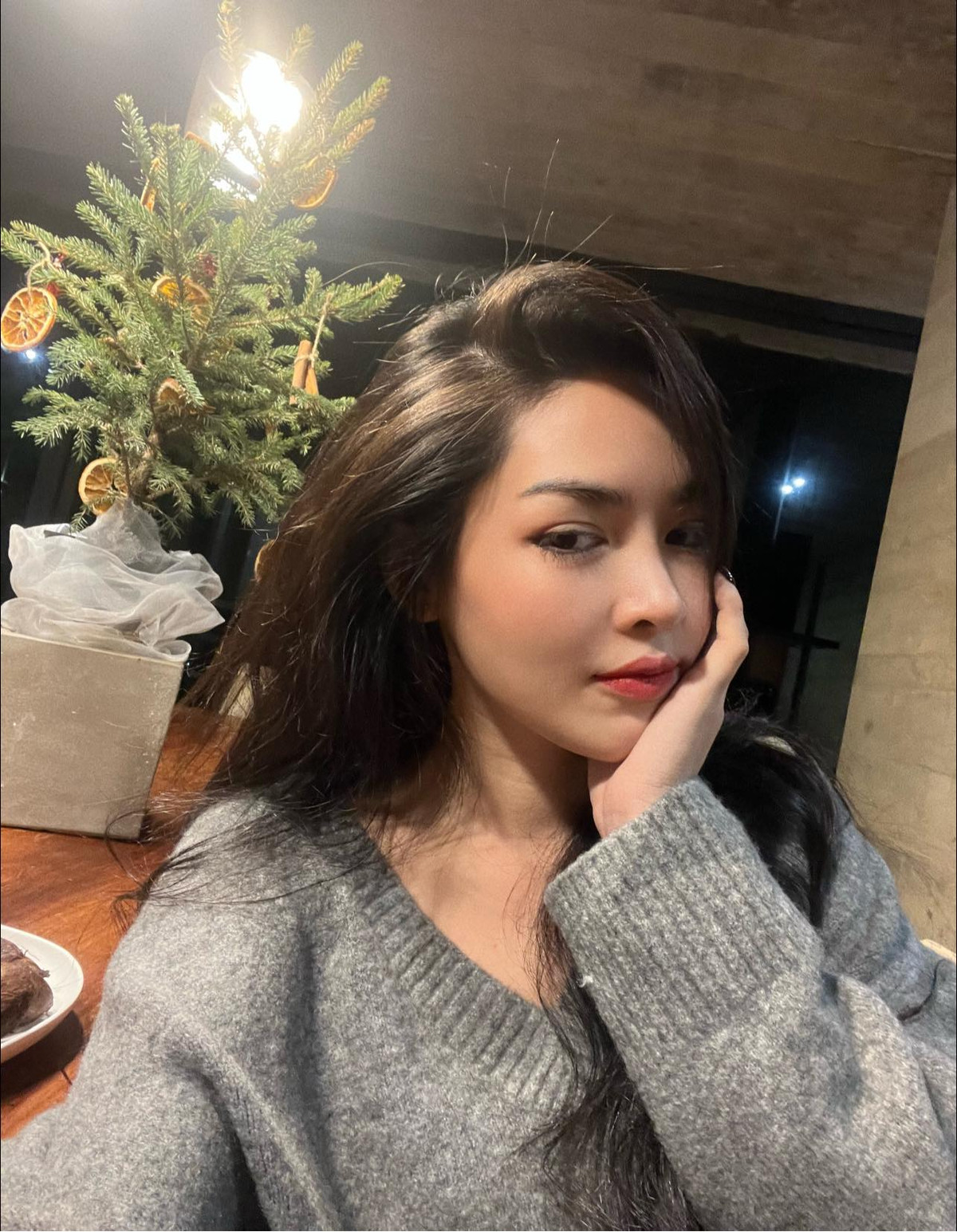 Từ đây, cuộc sống của Thanh Quỳnh như "bước sang trang mới". Sau khi cắt xương hàm, chỉnh răng, gọt cằm, nhấn mí mắt, nâng mũi, cô gái đến từ Nam Định đã thay đổi dung mạo ngoạn mục.