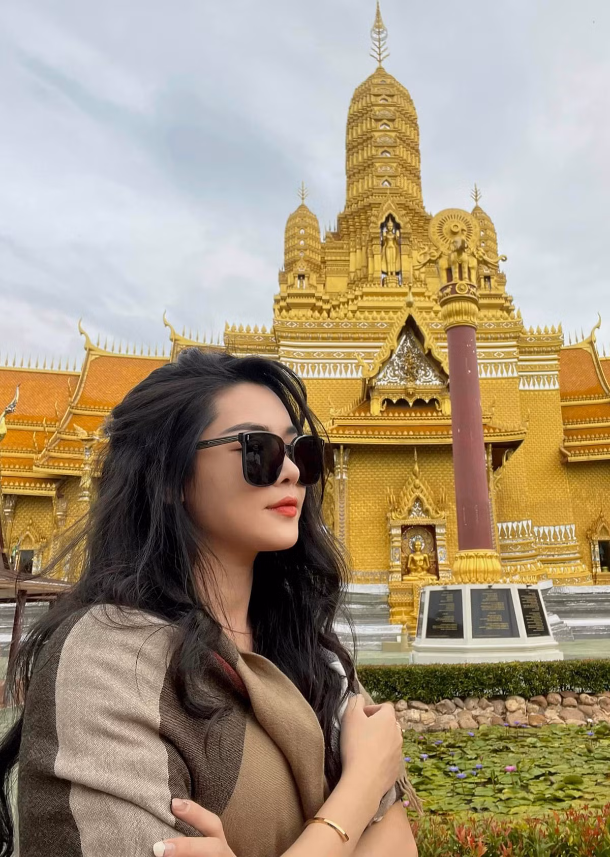 Đa phần ý kiến đều công nhận rằng, Thanh Quỳnh hiện tại đang đạt độ đẹp rực rỡ nhất, gương mặt hoàn hảo, vóc dáng cân đối. Ngoài việc nhờ thẩm mỹ để thay đổi khuyết điểm trên gương mặt thì phải công nhận rằng, cô đã rất cố gắng để ngày càng đẹp hơn.