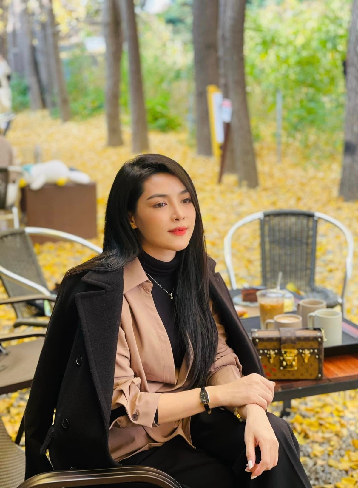 Tuy nhiên, vẫn tính cách giản dị, mộc mạc vốn có, người đẹp sinh năm 1992 luôn được mọi người yêu mến.