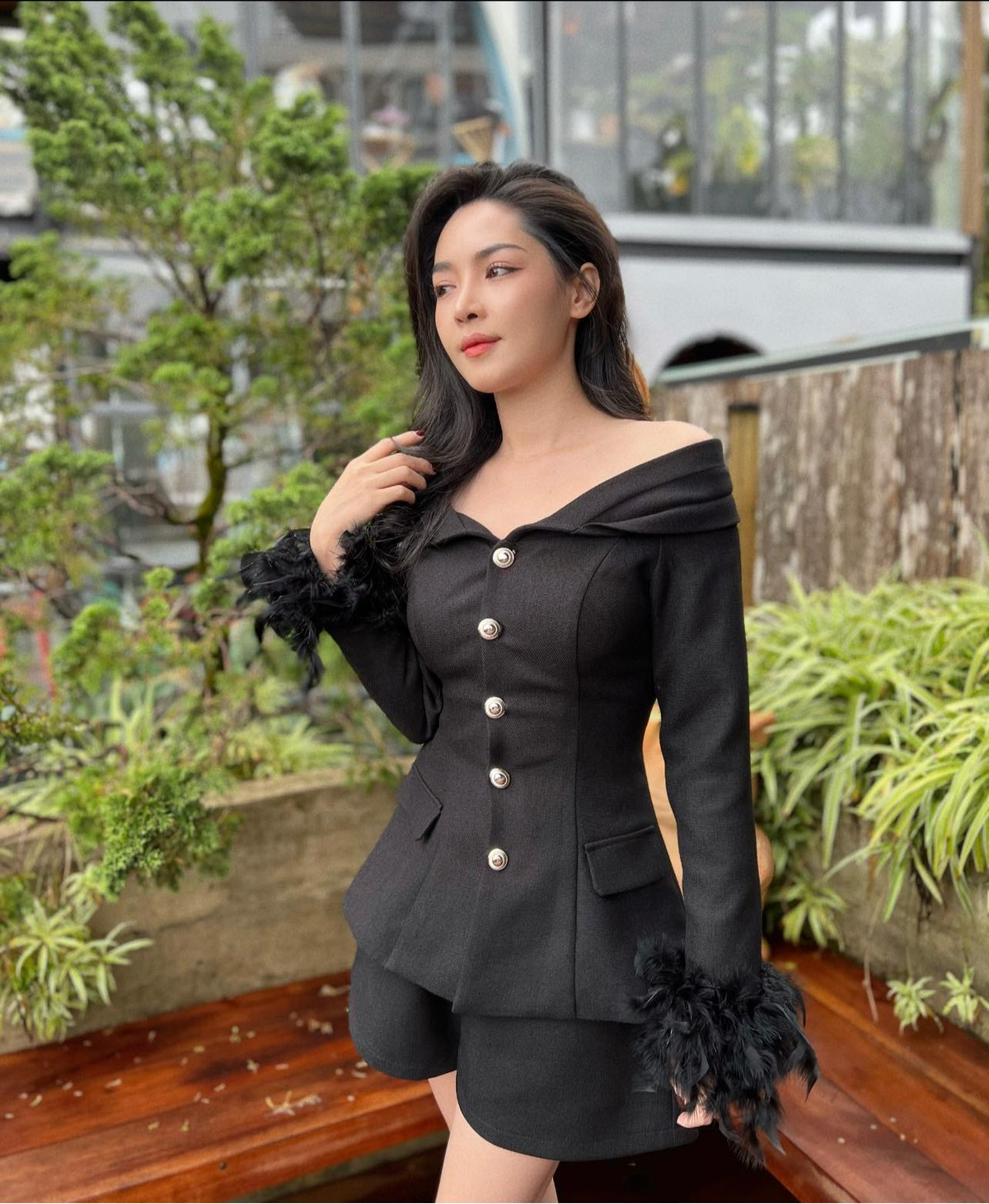 Sau 2 năm rời Người Ấy Là Ai, nhan sắc Vũ Thanh Quỳnh thăng hạng thấy rõ. "Hot girl thẩm mỹ" vẫn đều đặn khoe ảnh công việc và du lịch trên trang cá nhân.