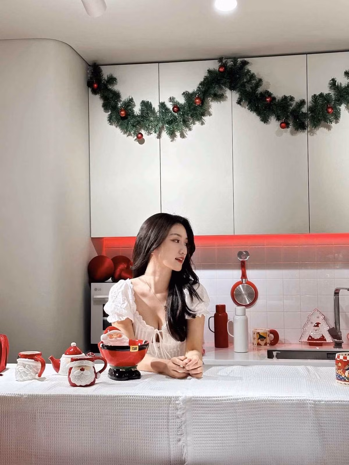 Dưới phần bình luận, có thể thấy rõ hàng loạt lời tán dương, chấm điểm nữ MC “100/10”. Rõ ràng, ai cũng muốn có “phần quà” Giáng sinh tuyệt vời như thế này ở thời điểm hiện tại.