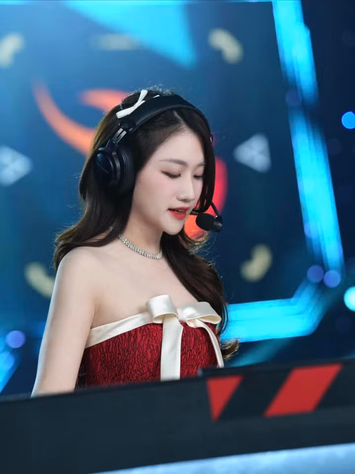 Linh Nắng có họ tên đầy đủ là Bùi Phương Linh, tốt nghiệp Khoa PR - Quảng cáo tại Học viện Báo chí và Tuyên truyền. Cô đã gắn bó với VALORANT từ năm 2021 khi được đảm nhận vai trò MC tại giải đấu VCT Challengers Vietnam Stage 2 2021, tới nay đã được 3 năm.