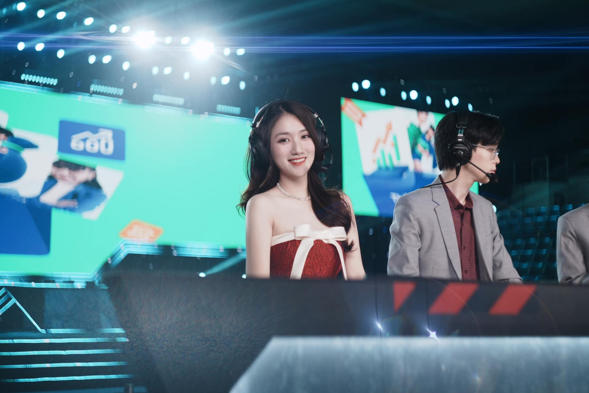 Trước đó, trên trang cá nhân của mình, MC Linh Nắng chỉ chia sẻ về công việc. Hiếm khi thấy cô nàng đả động tới chuyện tình cảm.