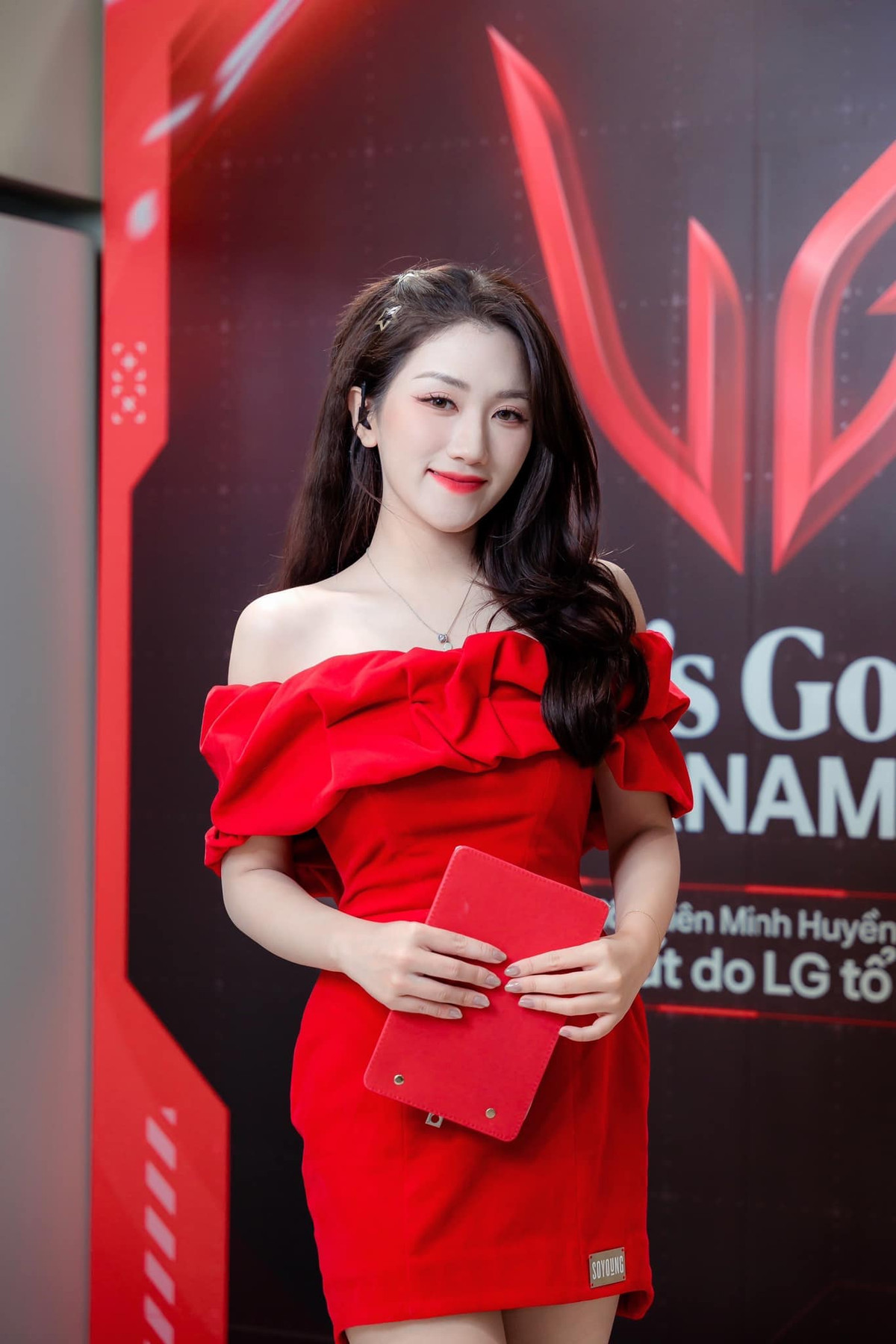 Linh Nắng là cái tên “mở bát” đầy ấn tượng cho mùa Giáng sinh năm nay và tạo ra một màn khởi động không thể ngọt ngào hơn.