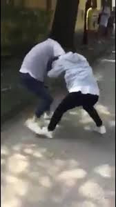 Không chỉ diễn ra ở ngoài đường mà những vụ xô xát giữa các học sinh còn ngay trong môi trường sư phạm đó là các sân trường hay những góc khuất.