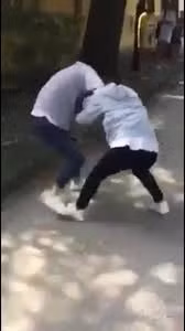 Không chỉ diễn ra ở ngoài đường mà những vụ xô xát giữa các học sinh còn ngay trong môi trường sư phạm đó là các sân trường hay những góc khuất.