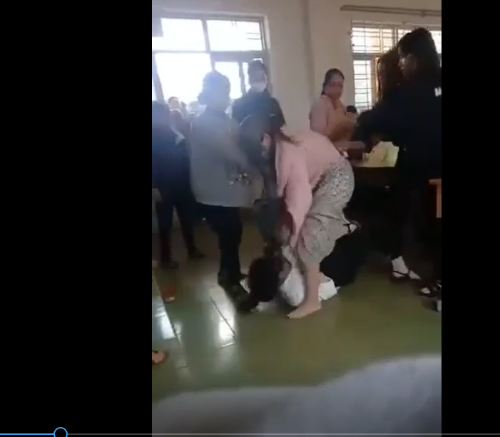 Trước đó trên mạng, không ít lần những đoạn clip ghi lại cảnh bạo lực học đường khiến netizen không khỏi bức xúc.