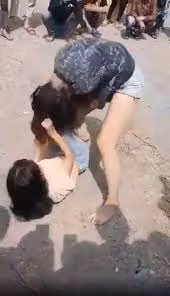 Qua xác minh, nữ sinh bị đánh vào ngày 9/12/2022. Nguyên nhân do N. có va quẹt với một bạn nam trong trường. Em N. sau đó xin lỗi người này. Tuy nhiên, M. "nhầm" N. vẫn chưa xin lỗi bạn trai kia nên gặp nói chuyện và xảy ra vụ việc như trong clip.