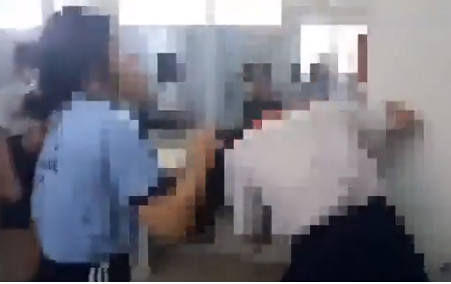 Mặc cho sự việc xảy ra trong phòng vệ sinh của trường và nhiều nữ sinh khác chứng kiến nhưng không ai có hành động can ngăn.