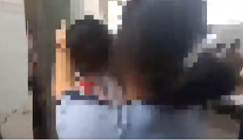 Đoạn clip cho thấy, một nữ sinh mặc áo trắng, đeo khăn quàng đỏ bị một nữ sinh mặc đồng phục thể dục túm tóc, dùng tay đánh liên tiếp 24 cái vào mặt, dùng chân lên gối vào mặt và đập đầu vào tường.