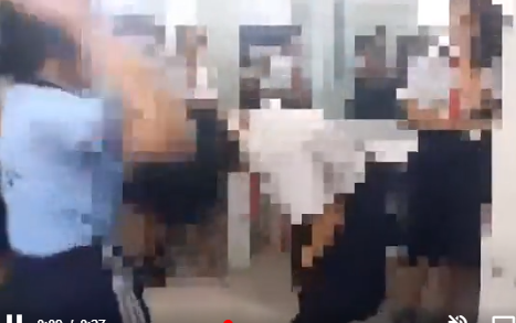 Lúc này, nữ sinh bị đánh không thể phản kháng, trong khi đó, những nữ sinh đứng xem còn cỗ vũ, nhắn nữ sinh mặc đồ thể dục lên gối. Toàn bộ diễn biến được một nữ sinh khác dùng điện thoại ghi lại.