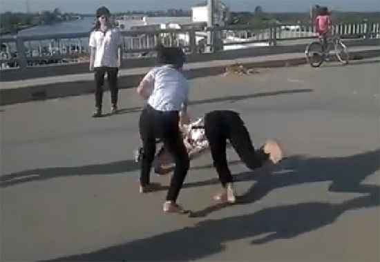 Những cô cậu học sinh trên người còn mặc áo đồng phục lao vào cào cấu nhau tạo nên hình ảnh vô cùng phản cảm.