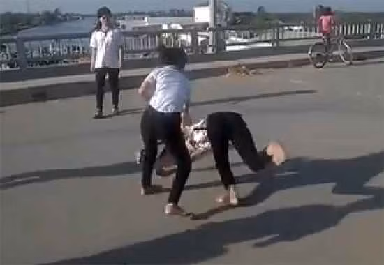 Những cô cậu học sinh trên người còn mặc áo đồng phục lao vào cào cấu nhau tạo nên hình ảnh vô cùng phản cảm.