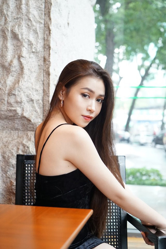 Nguyên Newin (tên thật là Hoàng Bảo Nguyên) từng là cựu sinh viên ngành Giao tiếp kinh tế tại Mỹ. Sau khi tốt nghiệp, cô nàng dành 100% thời gian cho công việc Youtuber.