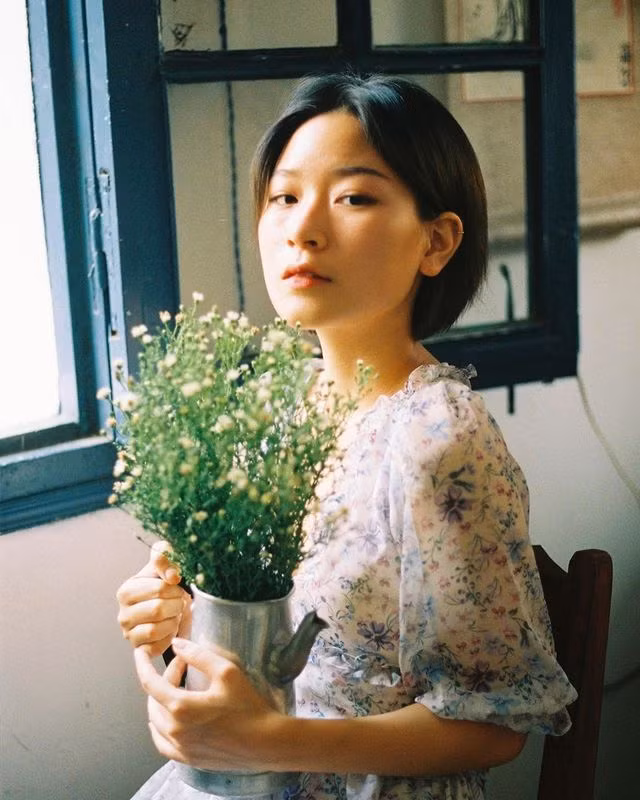 Trong những channel của mình, Thạch Trang không chỉ chia sẻ bí quyết học tiếng hiệu quả, cách chụp ảnh sao cho đẹp mà cô nàng còn nói về kinh nghiệm makeup hàng ngày sao cho đẹp.