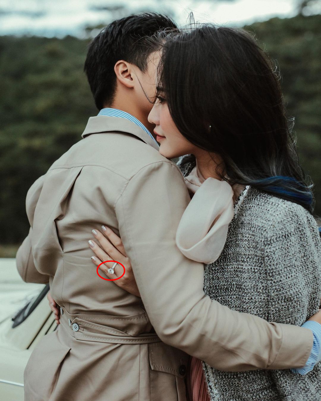 Trước đó không lâu, phu nhân TGĐ Phan Thành cũng xả hàng loạt những ảnh cưới của vợ chồng cô ở Đà Lạt, hé lộ cả chiếc nhẫn kim cương "hạt nhãn" gây choáng ngợp.
