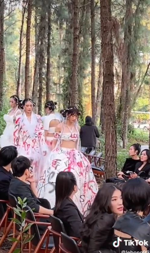 Mới đây, Lê Bống còn tự tin "bóc phốt" việc bản thân suýt ngã khi lần đầu catwalk trong rừng.