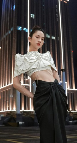 Tuy nhiên, sự thể hiện của Lê Bống qua trang phục từng tạo nên những tranh cãi. Bên cạnh những lần mắc lỗi là nhiều lần mặc đẹp của cô.