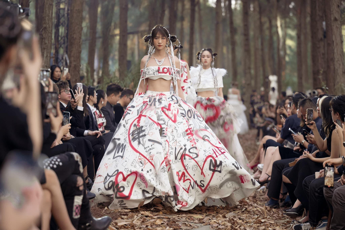 "Chiếc đầm lần này Bống mặc với nhiều lớp vải, đi trên đôi giày cao gót và địa hình catwalk gồ ghề nhiều đoạn dốc đã khiến lúc đi Bống liên tục dẫm vào váy, suýt trượt ngã mấy lần", Lê Bống chia sẻ.