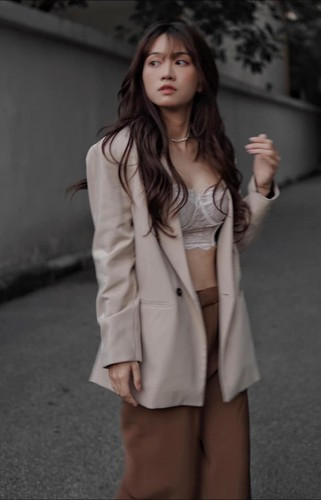 Cách phối màu tương đồng mang tới hình ảnh nền nã cho người đẹp Hà Thành.