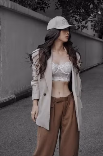 Một trong những mốt thời trang được Lê Bống lăng xê thành công là mặc áo bra chất ren gợi cảm với áo blazer.