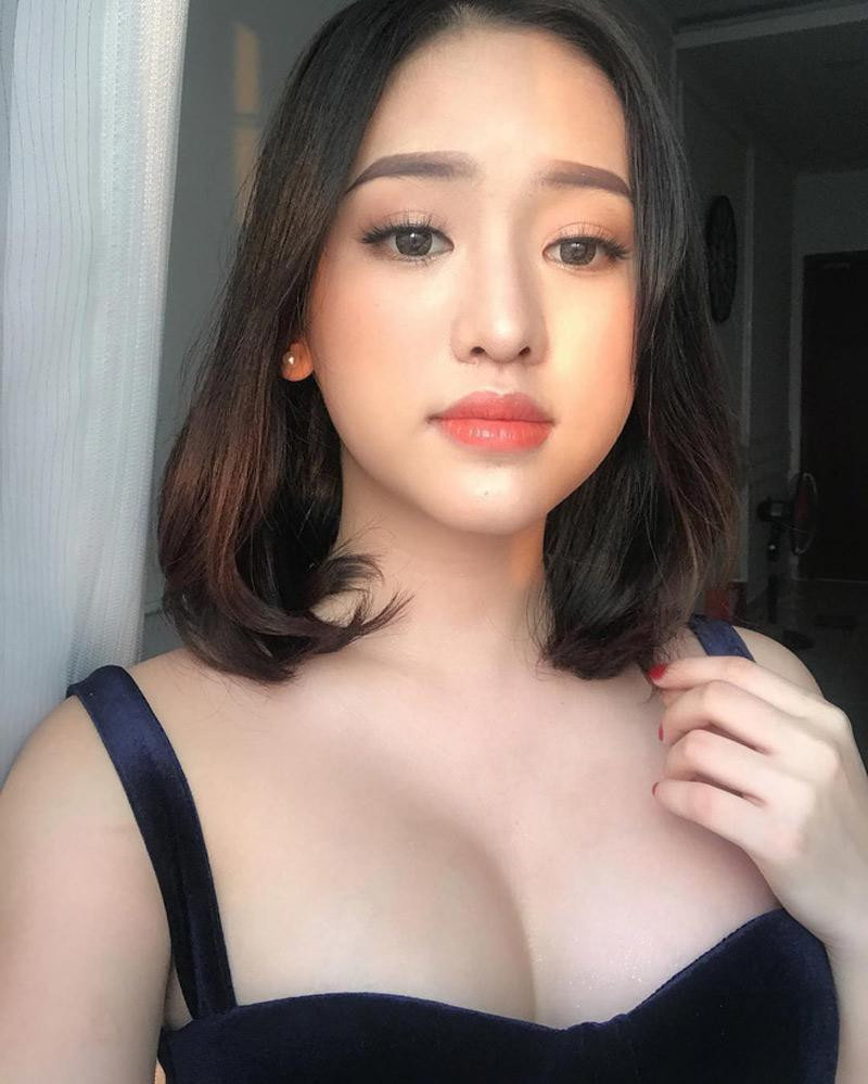 Đầu tiên, hot girl Cà Mau từng khiến dân mạng thở dài ngao ngán khi cho rằng học Đại học 4 năm tốn tiền, vì có học nhiều thì làm cả tháng cũng không bằng cô nàng kiếm 1 ngày.