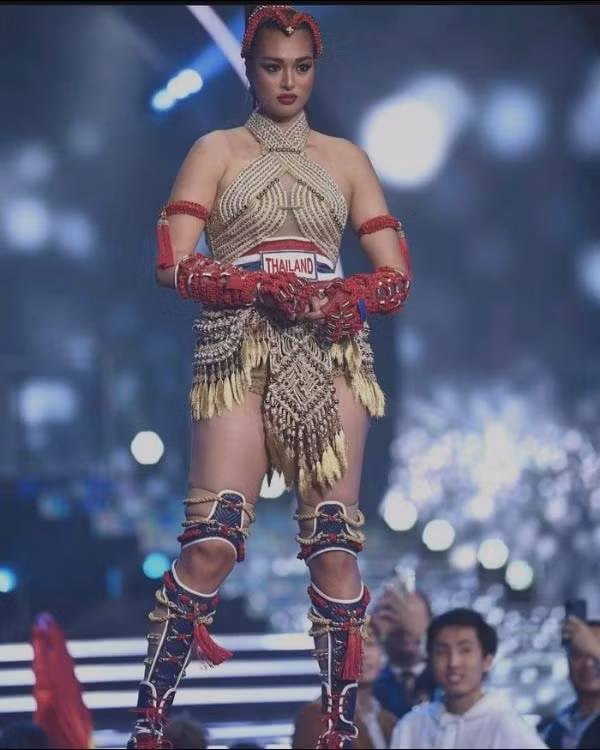 Bởi tất cả xuất phát từ ngoại hình đô con, bị ví như “khủng long” của hot girl Thái Lan này. Anchilee Scott-Kemmis được xem là nàng hậu “lệch chuẩn” khi có chiều 1m83, cùng body "ngoại cỡ" và số đo 3 vòng bốc lửa, đặc biệt là vòng 1 gần 100 cm.