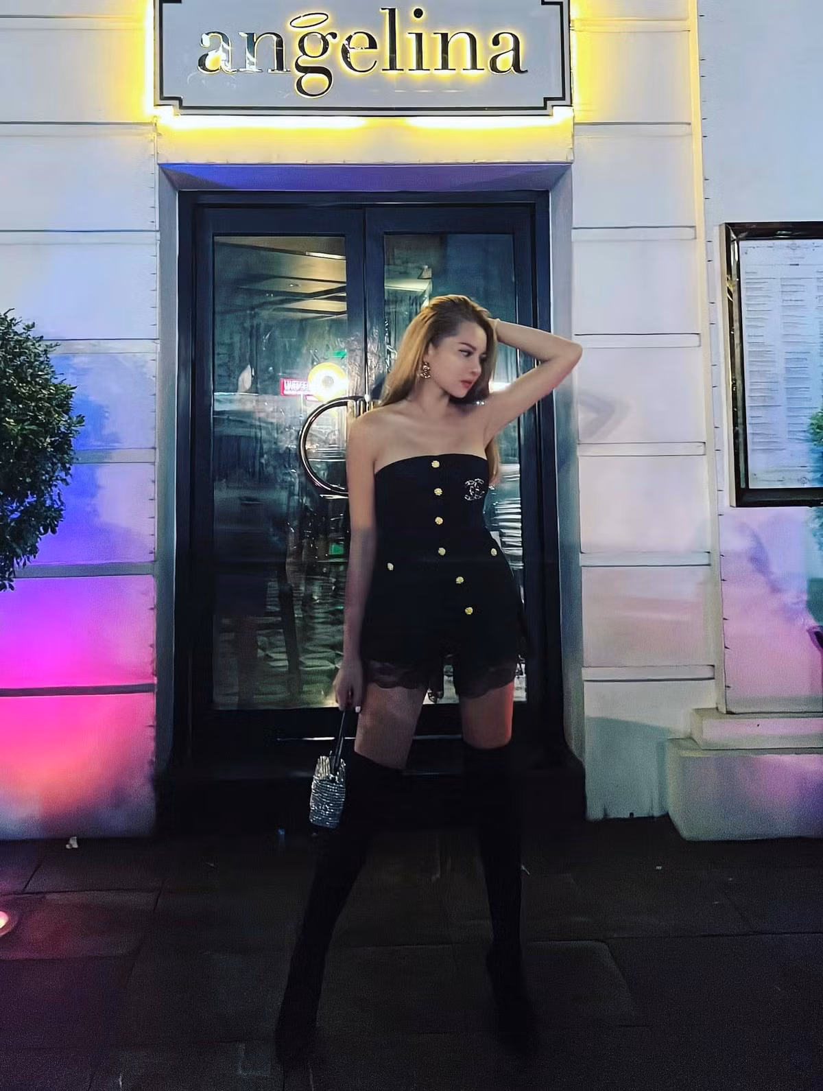 Mới đây, Đức Huy cũng có hành động khiến cô nàng nào cũng phải ghen tỵ với Khánh Huyền. Anh “ting ting” cho bạn gái 20 triệu chỉ để đi ăn. Ngày sinh nhật bạn gái thì anh tổ chức siêu lãng mạn, đúng là ai nhìn thấy cũng ấm lòng.