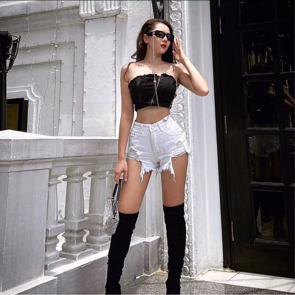 Bạn gái Đức Huy diện một chiếc áo len dài tay màu hồng theo phong cách croptop khoe vòng eo con kiến cực gợi cảm kết hợp với chiếc quần jeans soóc cực ngắn khoe chân dài miên man.