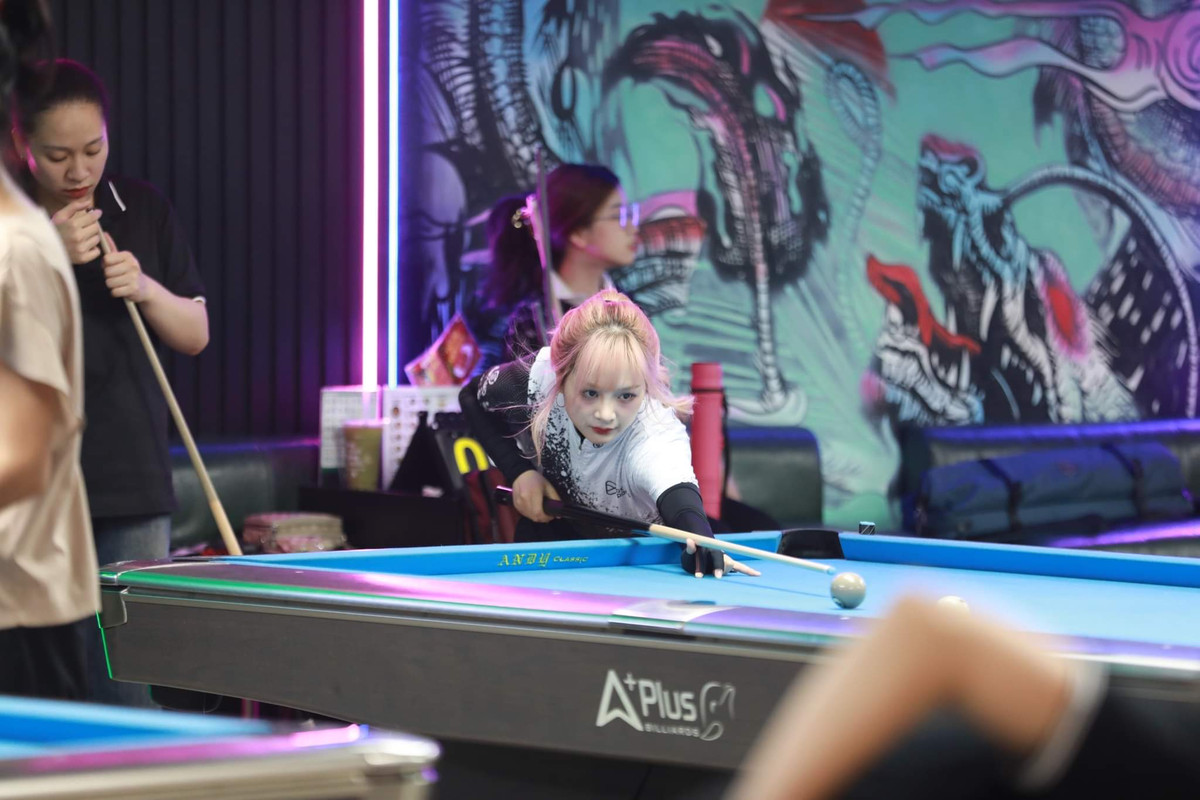 Điểm tiếp theo khiến nhiều người chú ý đó là chiếc mũi của "thánh nữ bi-a" này có phần cao đột biến.