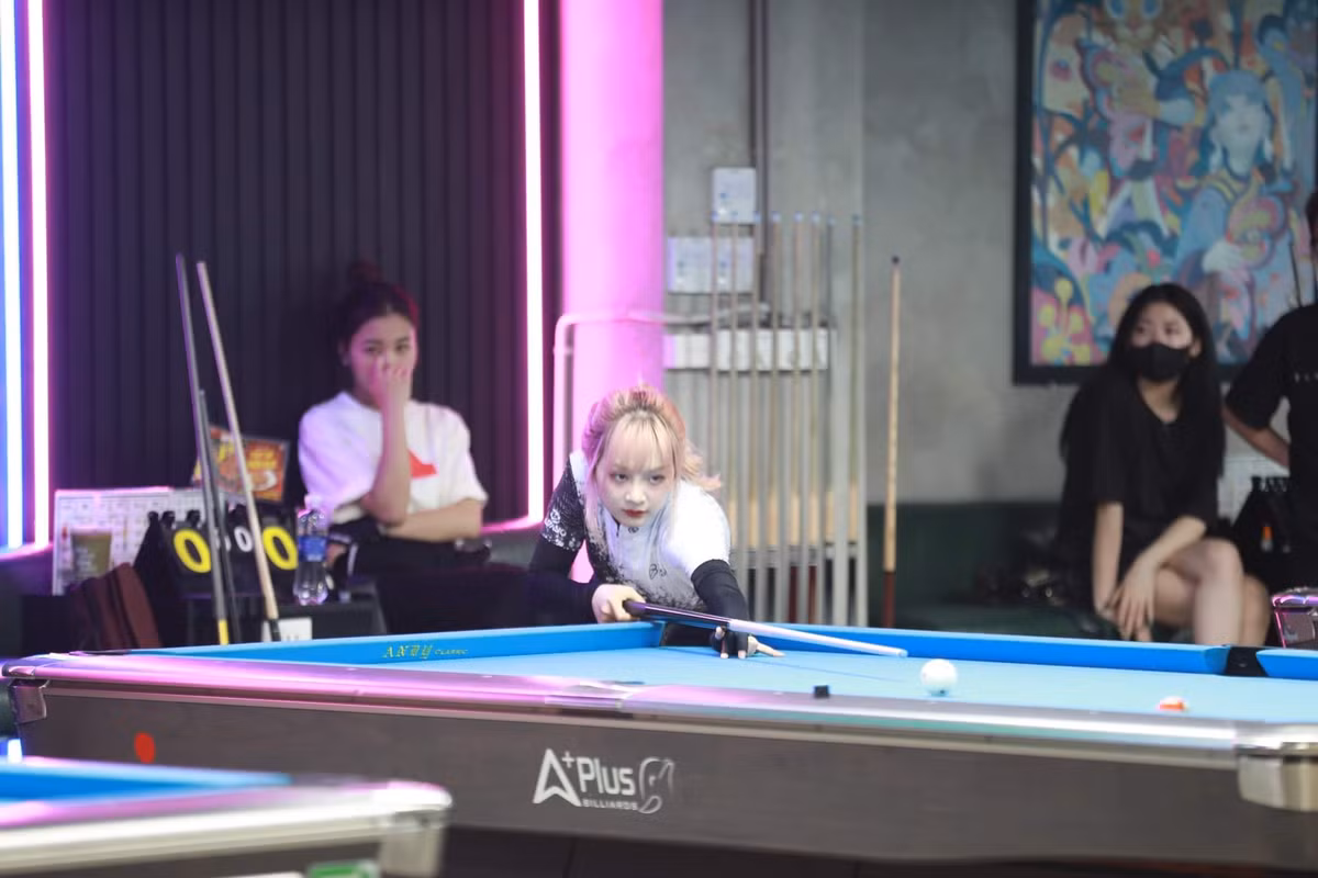 Có thể thấy, Gấm Kami xuất hiện với mái tóc khá cháy, khác hẳn so với trước đây là những màu tóc trầm.