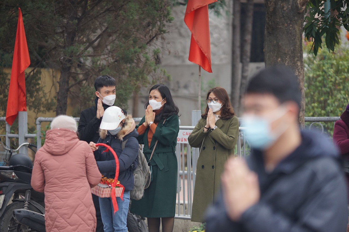 Người dân đến đền chùa ngày đầu năm để cầu mong gia đình hạnh phúc, công danh thành đạt và Quốc thái dân an.