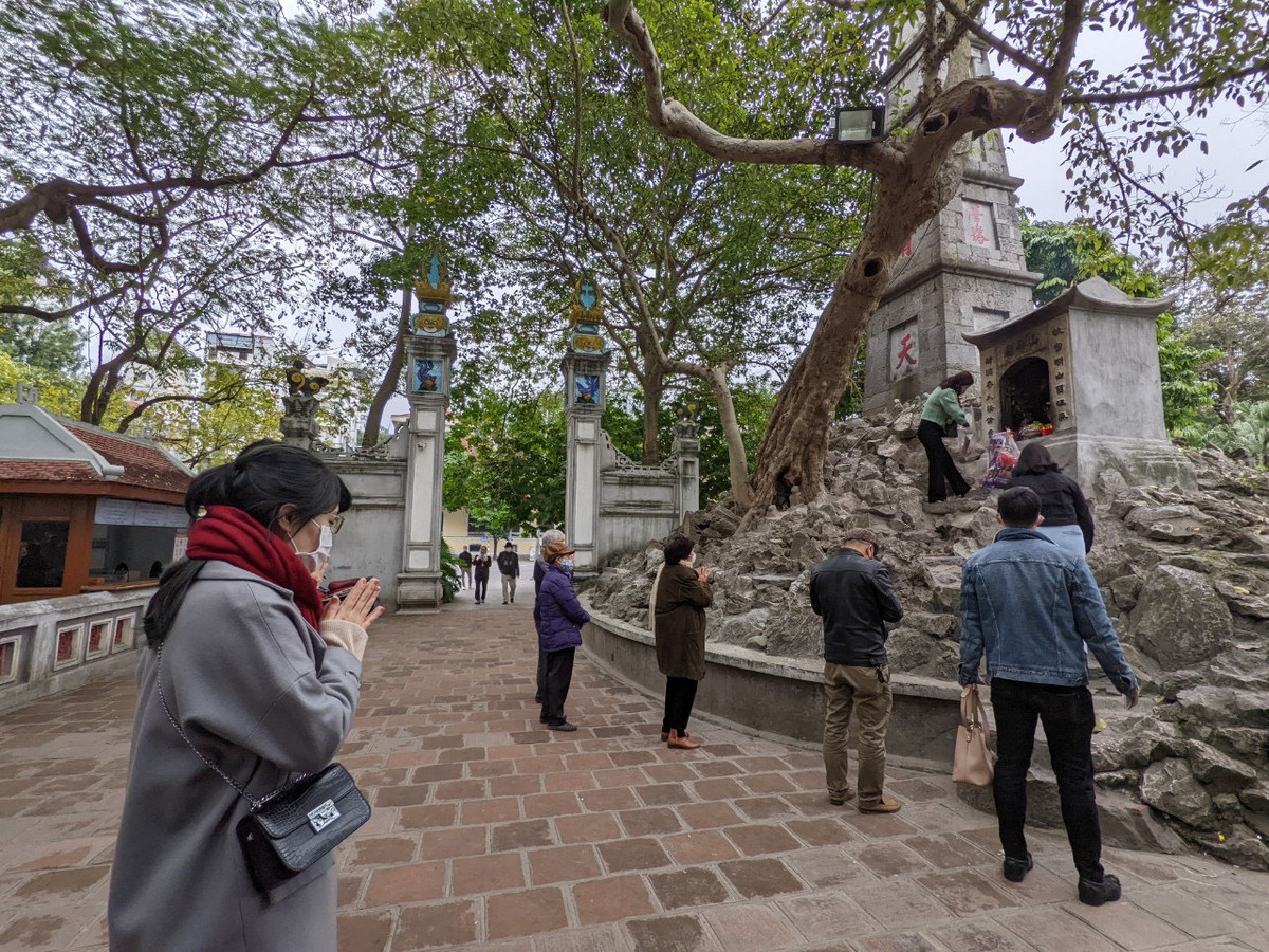 Đi lễ đền chùa đầu năm là nét văn hóa của người Việt Nam nói chung và người Hà Thành nói riêng qua bao thế hệ.