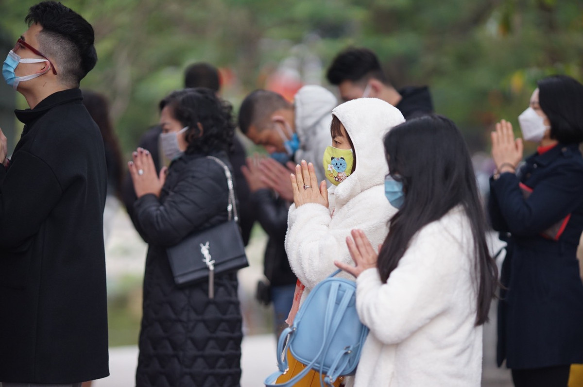 Người dân có quan niệm đến đền Ngọc Sơn để dâng lễ xin lộc, cầu bình an may mắn cho gia đình. Các sĩ tử trước ngày đi thi cũng dành thời gian ghé qua đền Ngọc Sơn thành tâm cầu khấn, mong muốn được phù hộ cho đỗ đạt, công thành danh toại.