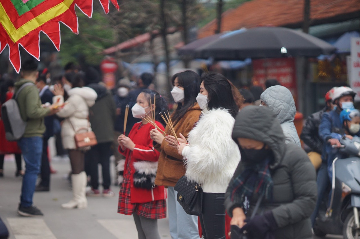 Ghi nhận của PV tại một số địa điểm chùa lớn tại Hà Nội như Quán Sứ, chùa Hà, đền Ngọc Sơn ngay từ sáng sớm đã có nhiều người dân đến làm lễ, tuy nhiên chỉ có thể vái vọng từ xa.