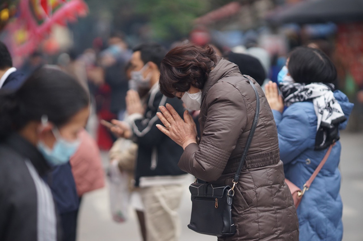 Do ảnh hưởng bởi dịch COVID-19, các đền chùa tại Hà Nội chưa mở cửa đón khách, vì vậy người dân đã sắp lễ, vái vọng từ ngoài cổng.