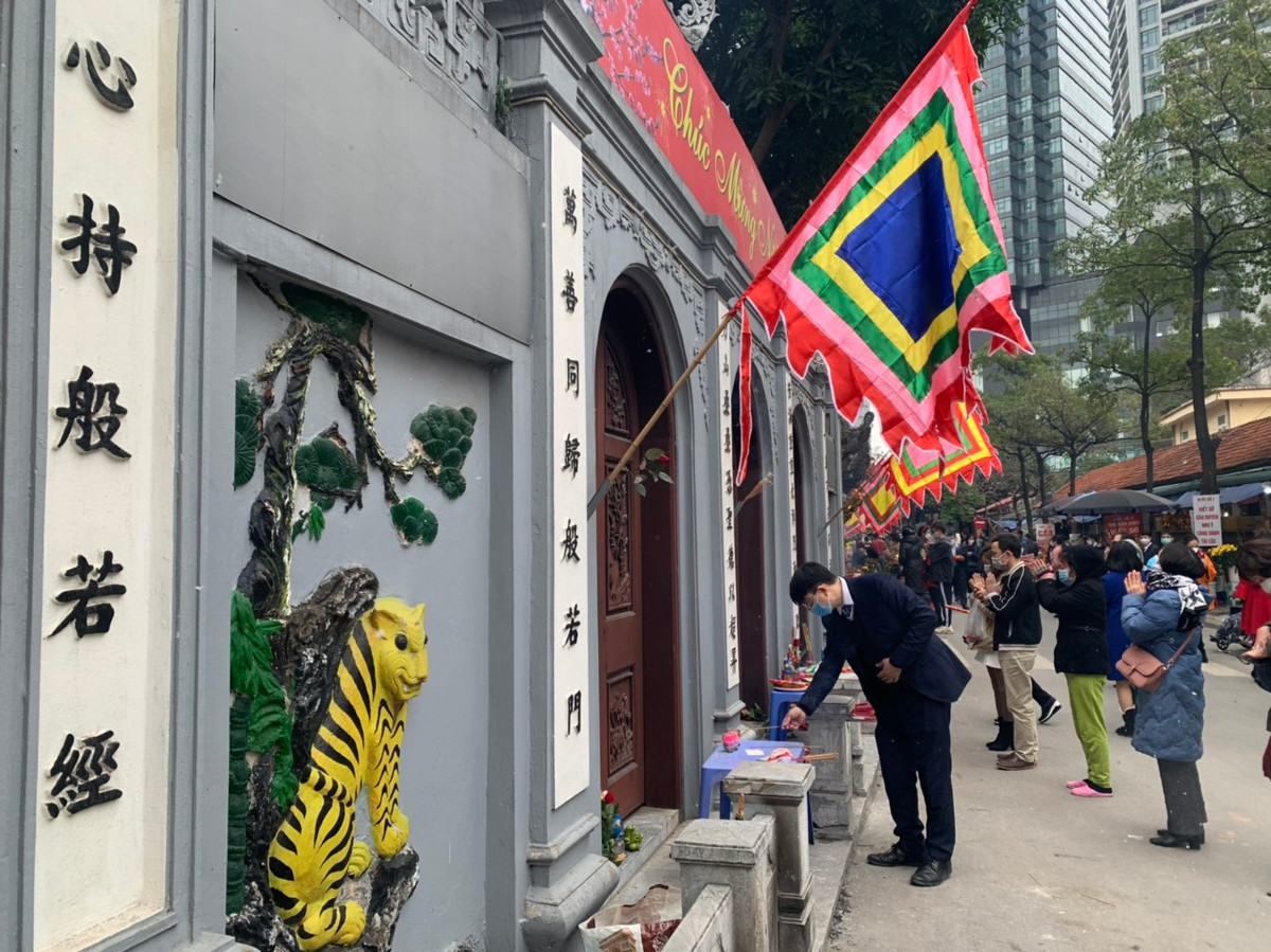 Do chưa mở cửa đón du khách, người dân đến chùa Hà chỉ có thể đặt lễ và vái vọng từ ngoài cổng.