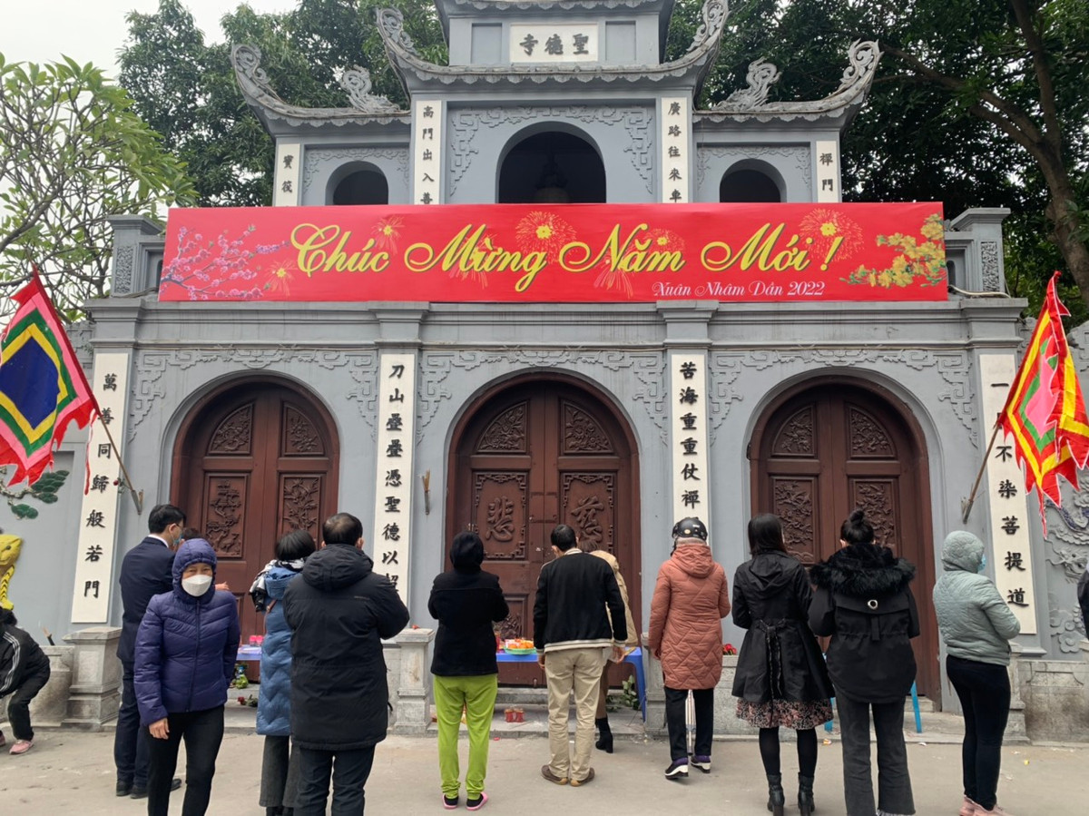 Chị Quỳnh Anh (Nghĩa Tân - Hà Nội) cho biết: "Sau khi đi chúc tết gia đình, họ hàng xong thì mình quyết định đến chùa Hà để dâng lễ, cầu bình an cho mọi người trong gia đình. Mình cũng khá ngạc nhiên vì sáng nay chỉ có một số ít người đến làm lễ, có thể là do phủ chưa mở cửa và nhiều người ngại đến chỗ đông người thời điểm này">