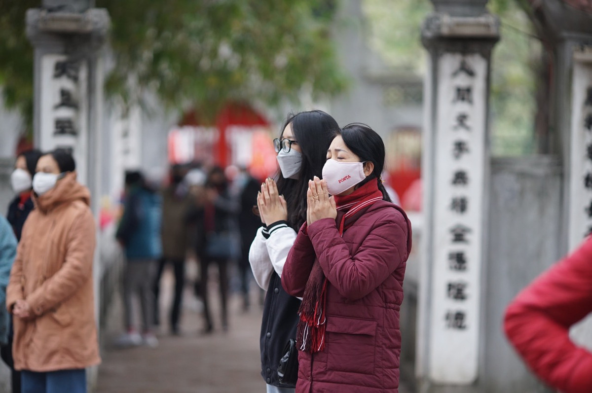 Người dân nét những tờ tiền lẻ vào khe cửa với mong ước được ban phước lộc, lộc sinh lộc để qua năm làm ăn được khấm khá hơn. Đây là thói quen của nhiều người khi đi lễ đền chùa.