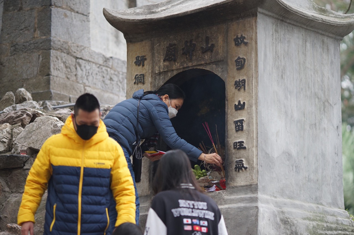 Tại đền Ngọc Sơn (Hoàn Kiếm, Hà Nội), người dân cũng đến làm lễ, thắp hương bên ngoài.