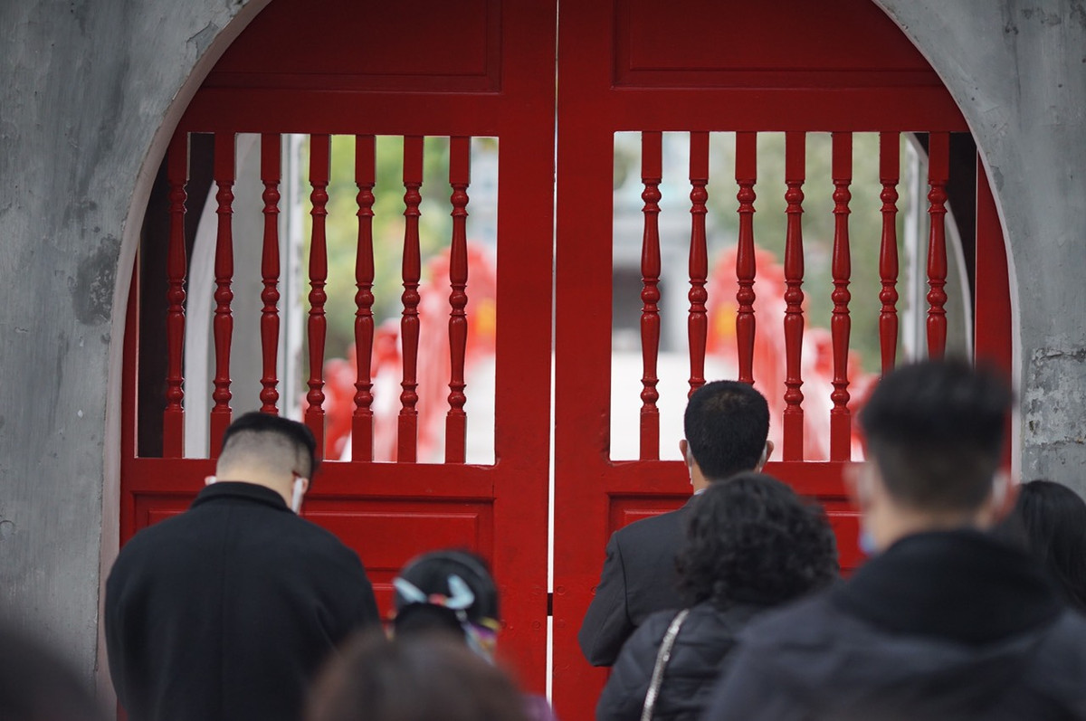 Người dân khi đi lễ đều tuân thủ "quy tắc 5K" phòng, chống dịch COVID-19.