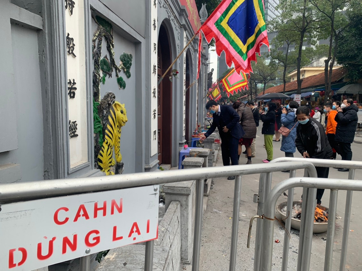Ghi nhận tại chùa Hà sáng mùng 1 Tết Nhâm Dần 2022, lượng người đổ về làm lễ không đông đúc như các năm trước.
