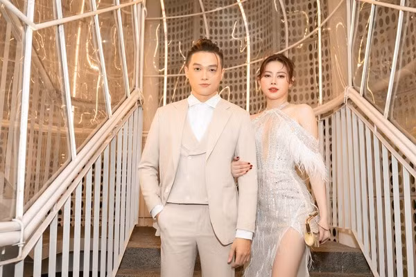 Ở tuổi 25, Việt Phương Thoa chuộng nhiều kiểu trang phục mang đa phong cách song đều hướng đến tôn nét đẹp trẻ trung, năng động. Từ đó, lợi thế hình thể về vòng hai săn chắc của cô cũng được phô diễn triệt để.