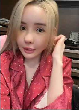 Bức hình hot girl Ngân 98 cầm bảng ghi rõ ngày tháng năm sinh 19/01/1998 lập tức được khơi lại.