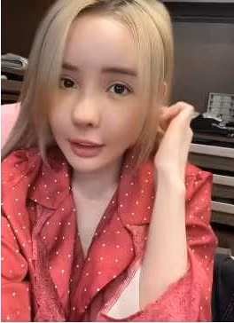 Bức hình hot girl Ngân 98 cầm bảng ghi rõ ngày tháng năm sinh 19/01/1998 lập tức được khơi lại.
