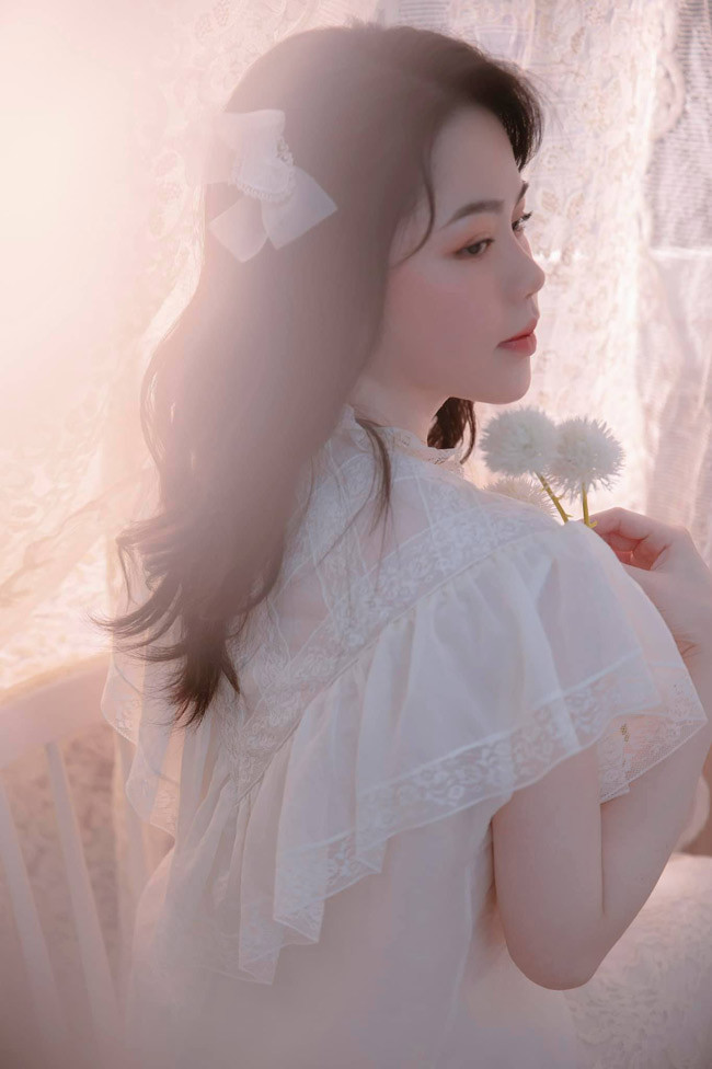 Trong mỗi khung hình, hot girl Nha Trang đều xinh tươi mơn mởn.