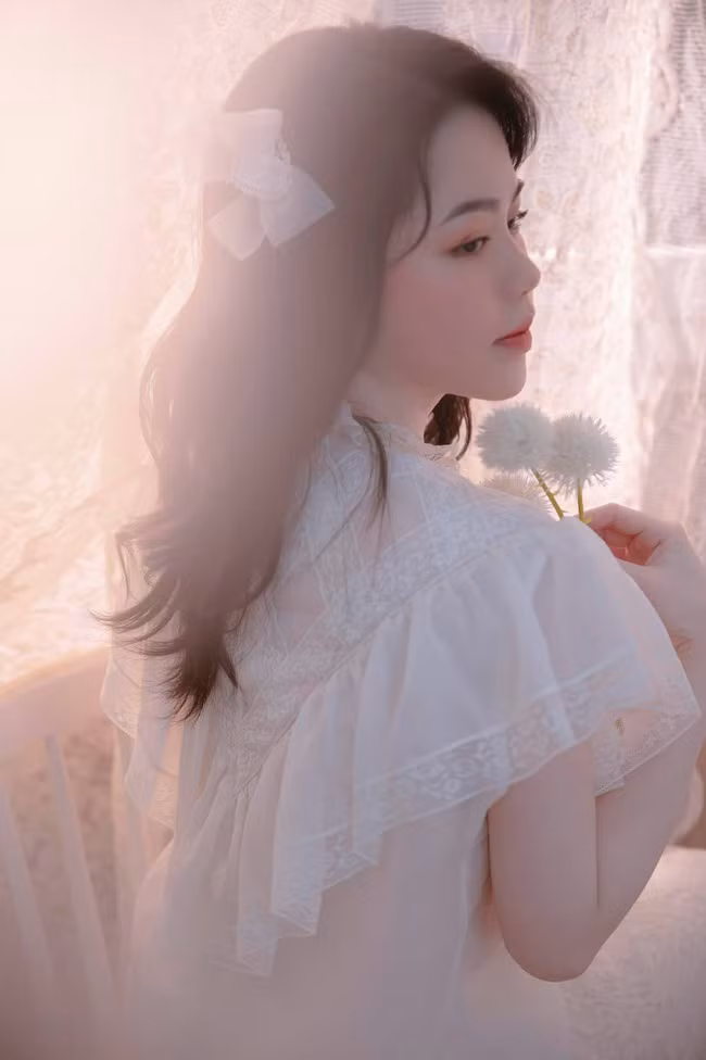 Trong mỗi khung hình, hot girl Nha Trang đều xinh tươi mơn mởn.